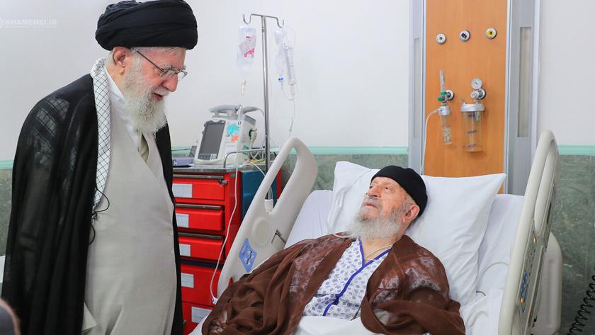 Iranpress: عیادت رهبر انقلاب اسلامی از حضرت آیت‌الله مکارم شیرازی
