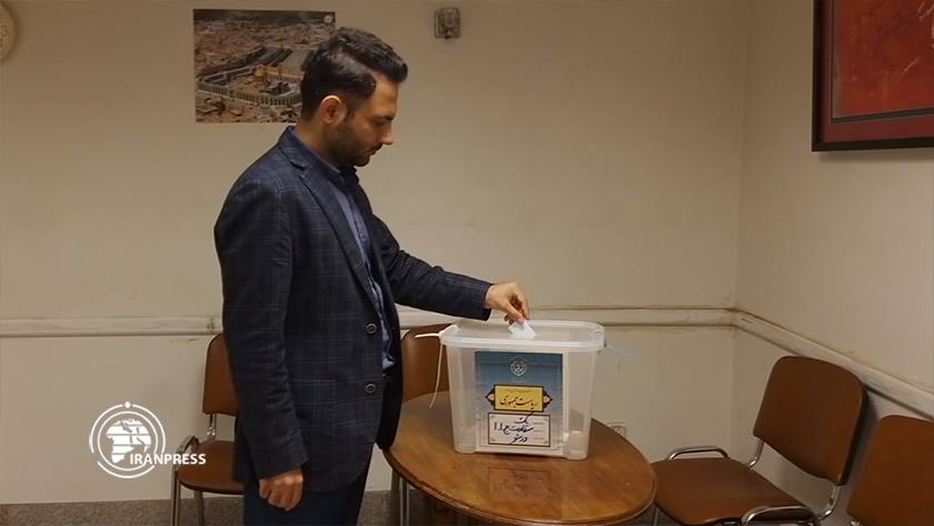 Iranpress: فرآیند اخذ رای انتخابات ریاست جمهوری ایران در لهستان 