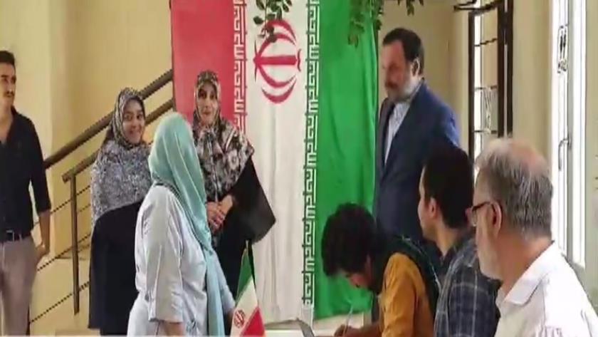 Iranpress: کنسولگری ایران در میلان میزبان شهروندان برای انتخابات