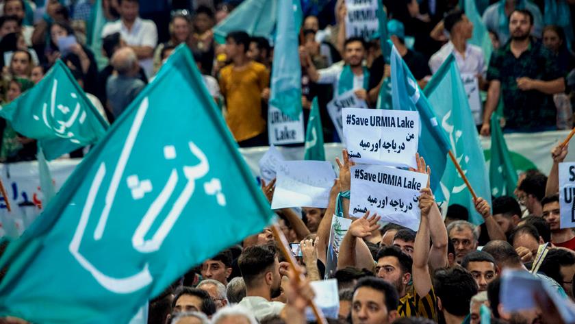 Iranpress: استقبال گسترده مردم ارومیه از مسعود پزشکیان