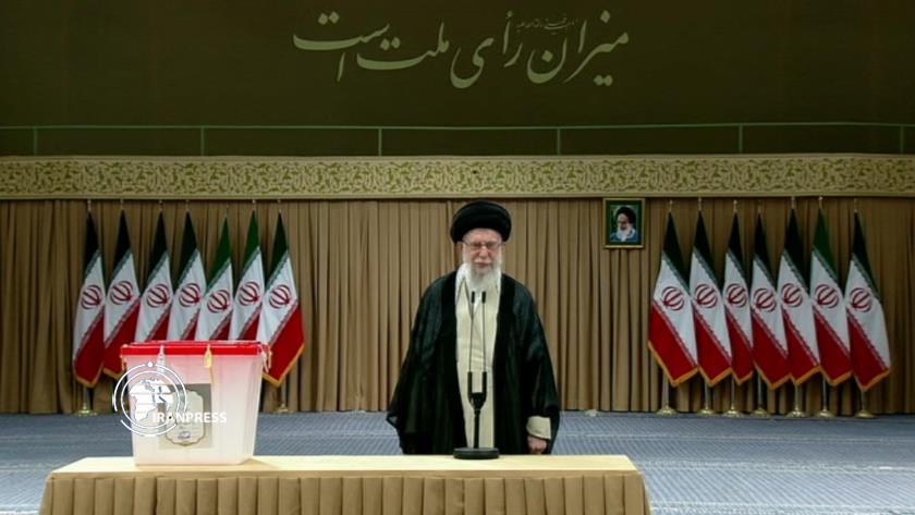 Iranpress: رهبر معظم انقلاب: انشالله امروز مردم بهترین را انتخاب کنند