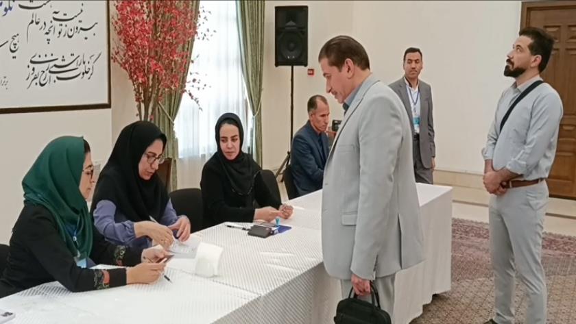 Iranpress: آغاز فرآیند رأی‌گیری در حوزه‌های انتخابیه تاجیکستان