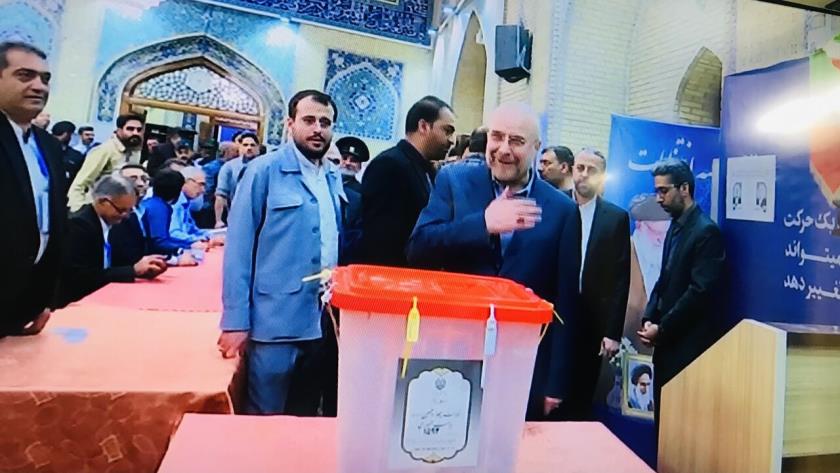 ایران پرس: قالیباف در مشهد رای خود را به صندوق انداخت