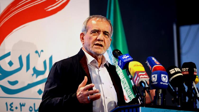 Iranpress: تجدید میثاق رئیس جمهور منتخب با آرمان های بنیانگذار جمهوری اسلامی ایران