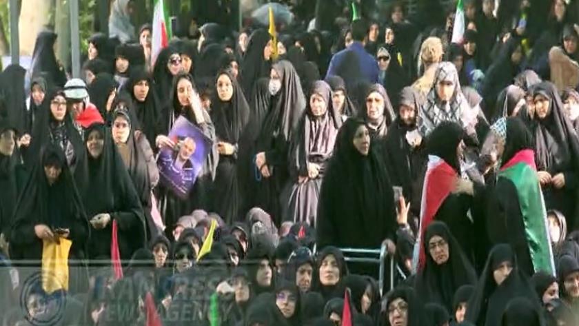 Iranpress: تصاویر حضور پرشور مردم تهران در مراسم تشییع فرمانده مقاومت