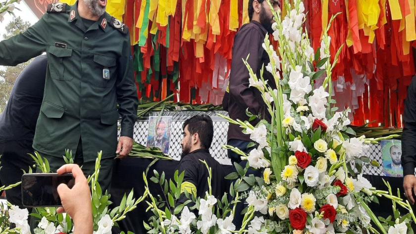 Iranpress: پیکر اسماعیل هنیه، شهید قدس بر دستان مردم تهران تشییع شد
