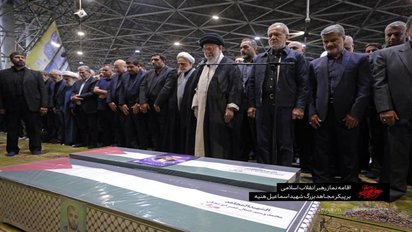 Iranpress: اقامه نماز رهبر معظم انقلاب بر پیکر شهید اسماعیل هنیه