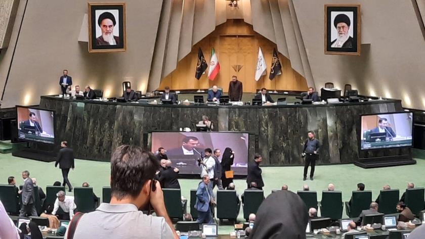 Iranpress: رییس جمهور در جمع بهارستانی‌ها برای دفاع از کابینه پیشنهادی 