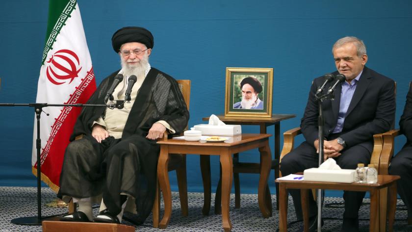 Iranpress: نگاه مترقیانه آیت‌الله خامنه‌ای در خصوص رابطه با دشمن در سیاست خارجی