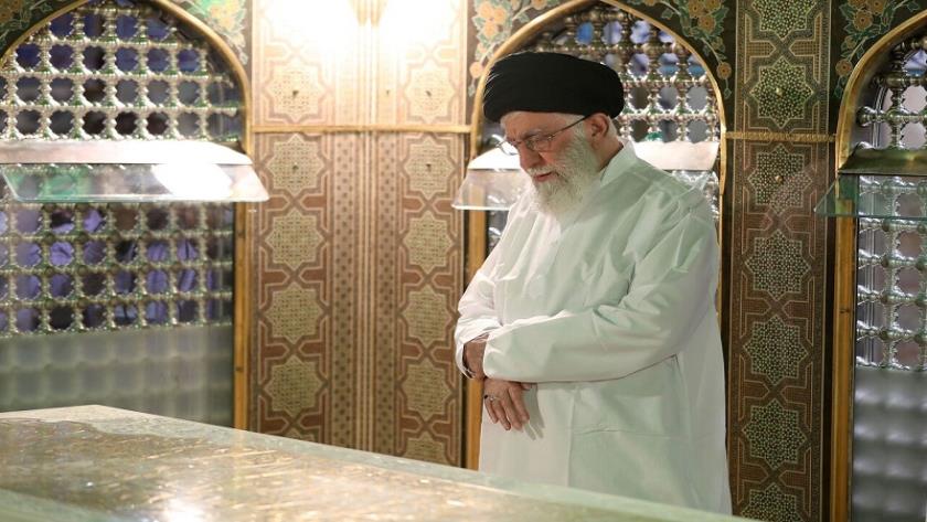 Iranpress: حضور رهبر انقلاب بر مزار شهید رئیسی
