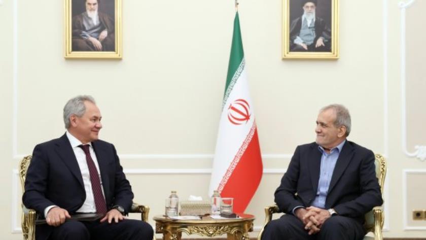 Iranpress: تاکید پزشکیان بر ارتقا روابط تهران-مسکو در دیدار با شویگو