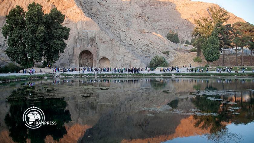 ایران پرس: حضور گردشگران در مجموعه‌ باستانی طاق‌بستان