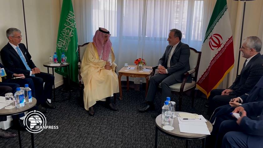 Iranpress: دیدار وزیر خارجه ایران با همتای عربستانی خود در نیویورک