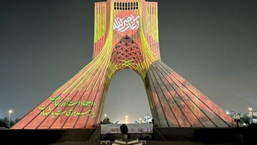 Iranpress: تصاویر شهید سید حسن نصرالله روی برج آزادی به نمایش درآمد