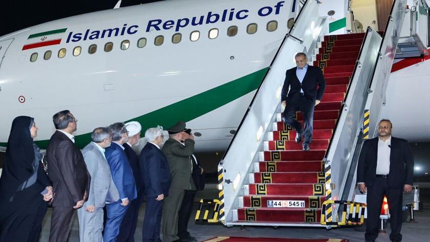 Iranpress: پزشکیان پس از سفر دو روزه به قطر وارد تهران شد