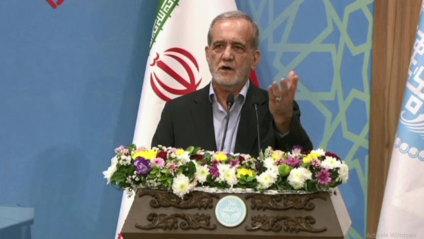 Iranpress: پزشکیان: رسالت دانشگاه قراردادن کشور در قله علم و فناوری است