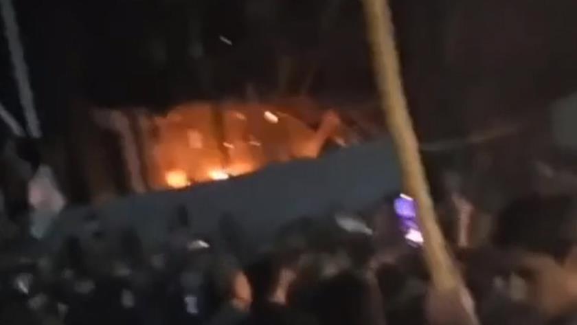 Iranpress: دفتر شبکه MBC عربستان در بغداد به آتش کشیده شد+ فیلم