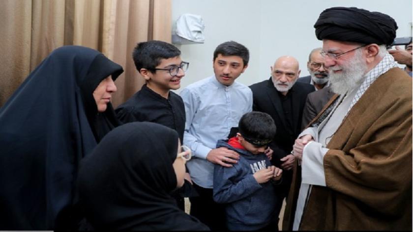 Iranpress: دیدار خانواده شهیدان معصومه کرباسی و رضا عواضه با رهبر انقلاب