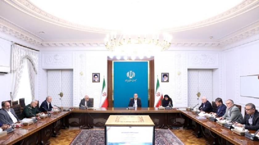 Iranpress: تاکید پزشکیان بر حضور بخش خصوصی در حوزه حمل و نقل ریلی، جاده‌ای و توسعه اسکله‌‌ها