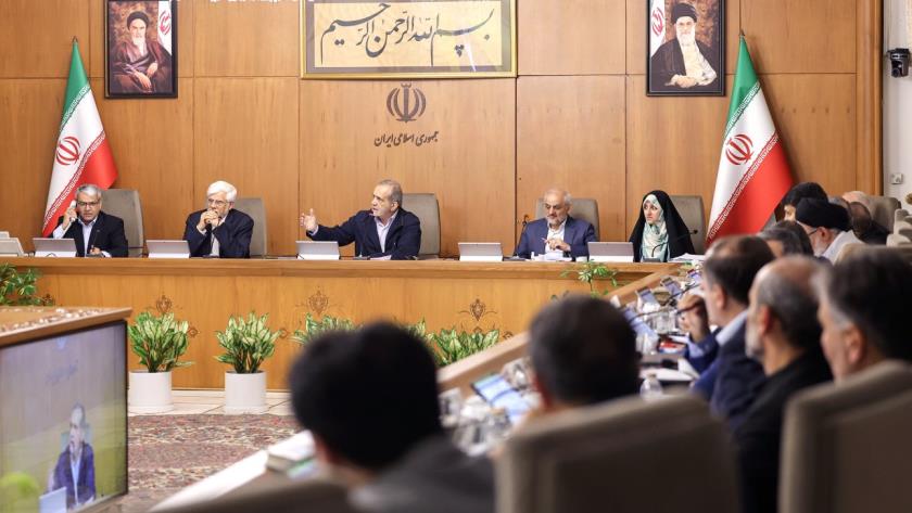 Iranpress: پزشکیان: طرح دولت برای رفع فیلترینگ به معنای رها کردن فضای مجازی نیست