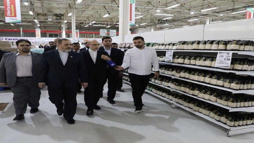 Iranpress: بازدید وزیر دفاع از فروشگاه مگاصیص در ونزوئلا و تأکید بر گسترش همکاری‌های اقتصادی