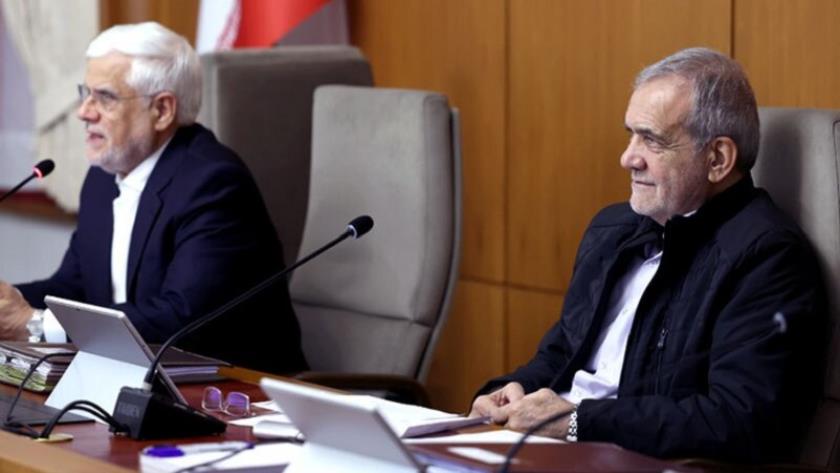 Iranpress: رئیس جمهور: آغوش ما برای هر کسی که مشکلی از مردم حل کند باز است