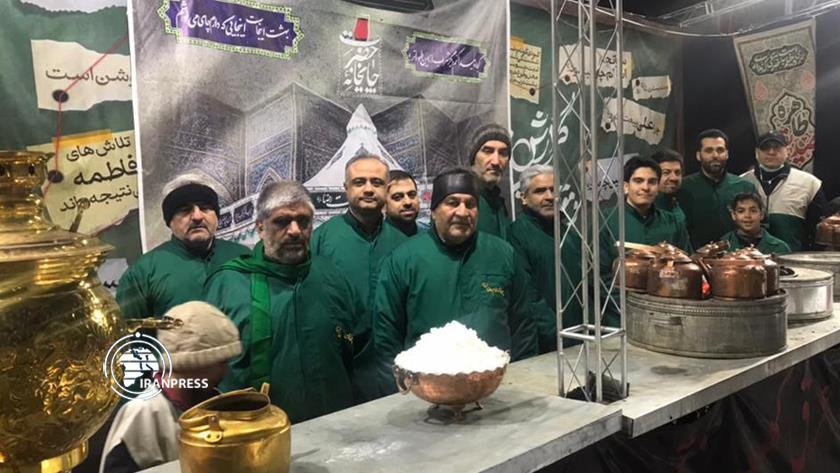 Iranpress: پذیرایی چایخانه حضرت امام رضا (ع) از عزاداران فاطمی در تهران