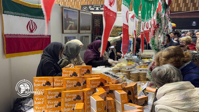 Iranpress: استقبال از غرفه ایران در بازارچه دیپلماتیک خیریه سارایوو