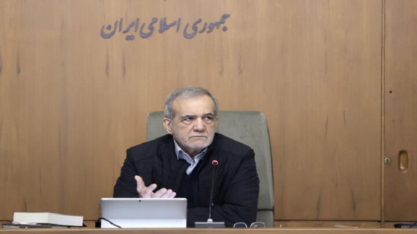 Iranpress: رئیس جمهور: ادارات دولتی به پنل‌های خورشیدی مجهز می شوند