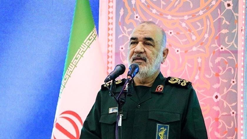 Iranpress: سردار سلامی: دفاع مقدس مکتبی برای ایستادگی بود
