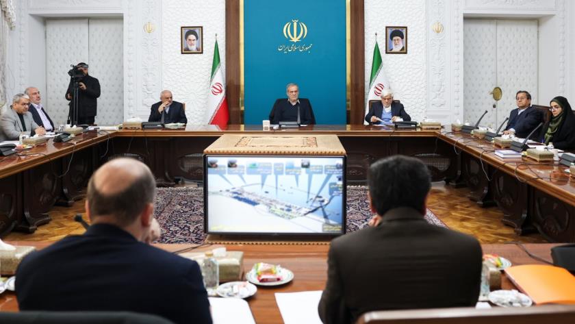 Iranpress: پزشکیان عنوان کرد: ضرورت بکارگیری مشاوران مجرب برای تهیه نقشه راه مناطق آزاد و بنادر 