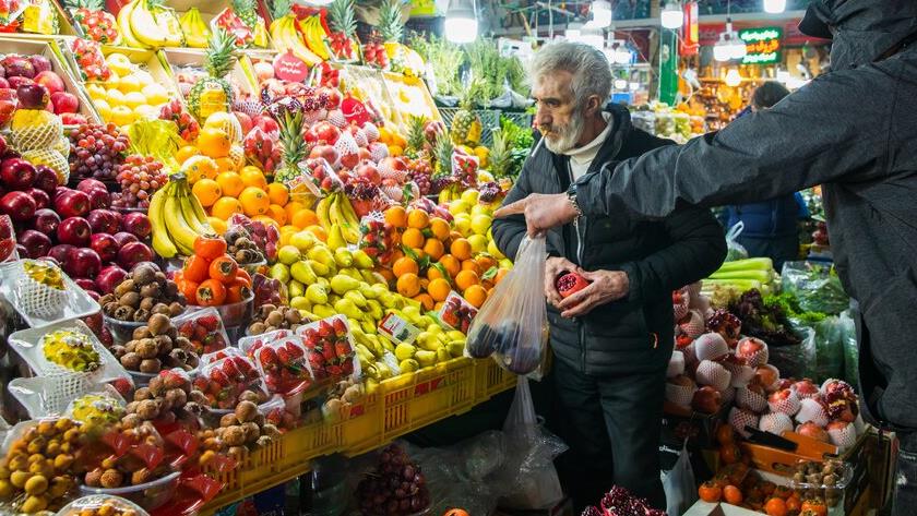 Iranpress: حال و هوای ایرانی ها در آستانه شب یلدا
