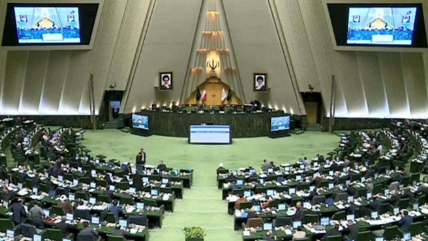 Iranpress: جلسه غیرعلنی مجلس درباره ارز با حضور تیم اقتصادی دولت