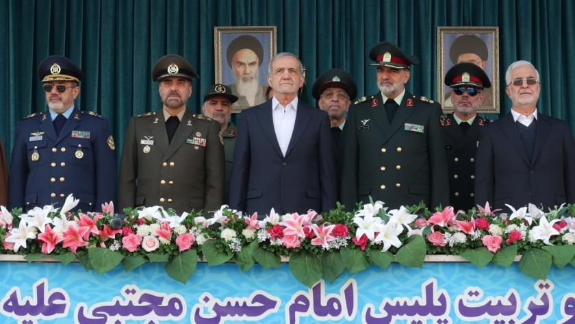 Iranpress: پزشکیان: نیروی انتظامی دژ محکم جامعه است