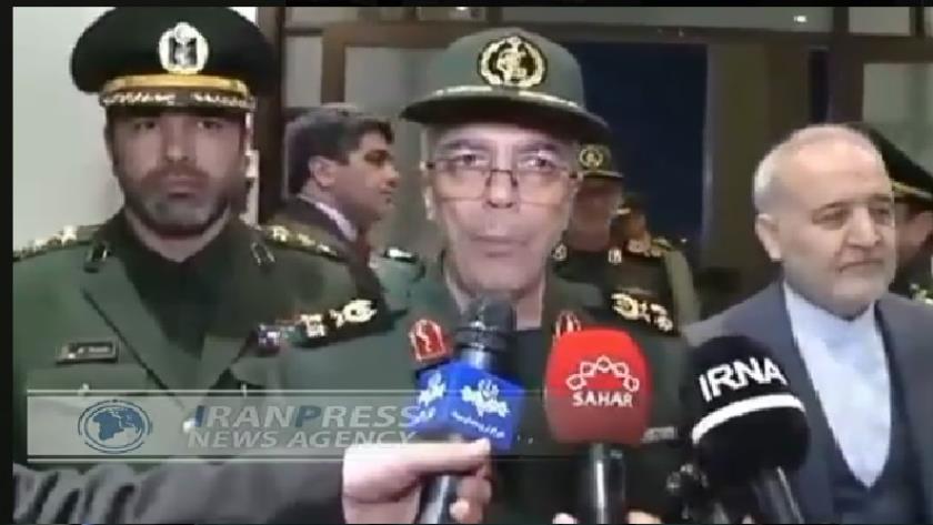 Iranpress: سرلشکر باقری وارد اسلام‌آباد شد