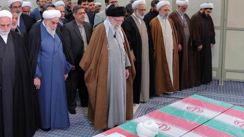 Iranpress: اقامه نماز رهبر انقلاب بر پیکر دو قاضی شهید+تصاویر