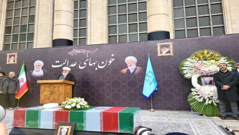 Iranpress: قرائت پیام رهبر انقلاب در مراسم تشییع حجج‌الاسلام رازینی و مقیسه
