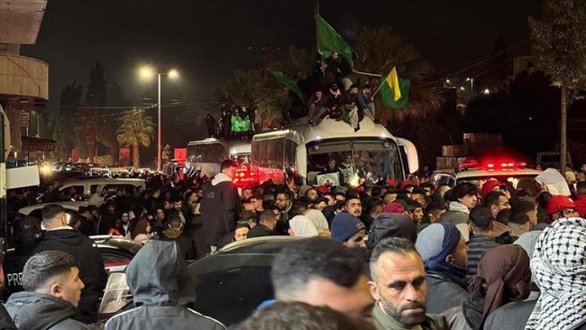 Iranpress: استقبال باشکوه اهالی رام الله از اسیران آزاده فلسطینی