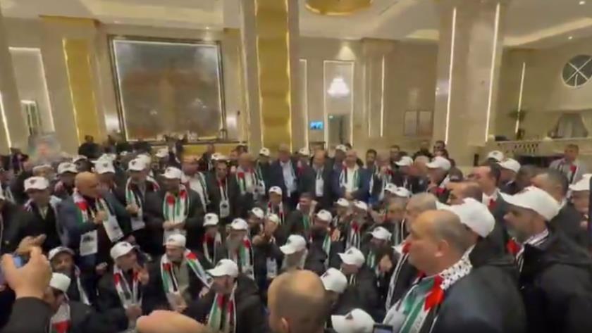 Iranpress: ورود اسیران آزاد شده فلسطینی به قاهره+فیلم