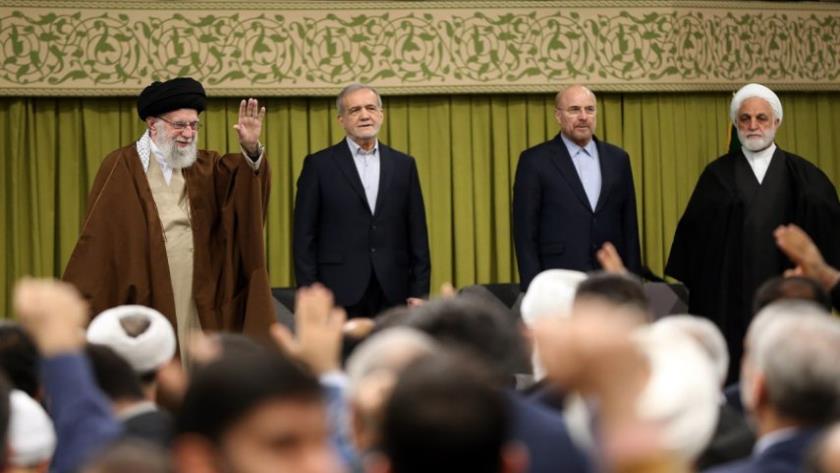 Iranpress: تأکید رهبر انقلاب بر هشیاری نسبت به پشت‌ پرده لبخندهای دیپلماسی آمریکایی