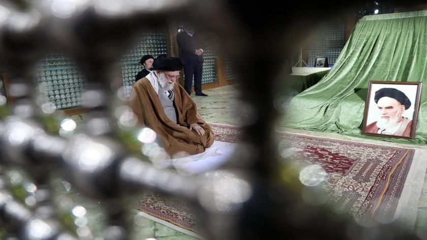 Iranpress: حضور رهبر انقلاب در حرم امام خمینی و گلزار شهدا