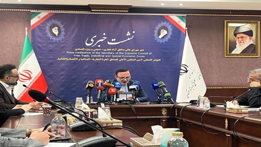 Iranpress: صادرات ۲ میلیارد دلاری مناطق آزاد در۱۴۰۴؛ هدف‌گذاری برای رونق اقتصادی