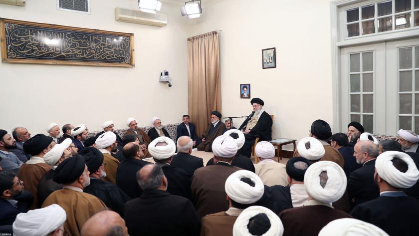 Iranpress: رهبر انقلاب: حوزه علمیه وام‌دار آیت‌الله جوادی آملی است
