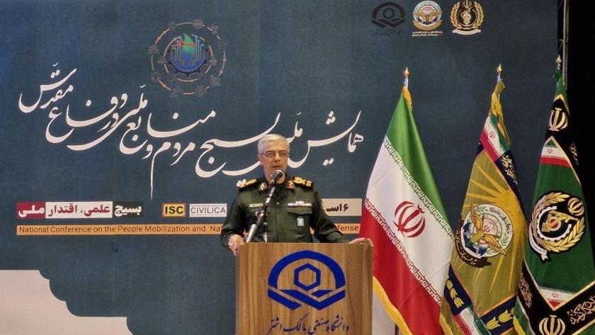 Iranpress: سرلشکر باقری: اقتصاد را به مردم واگذار کنیم
