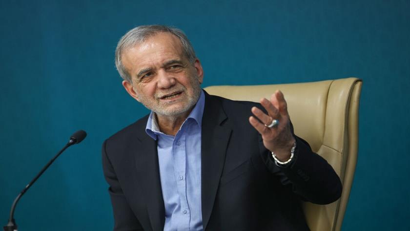 Iranpress: دفاع پزشکیان از همتی/ منابع ۲ مرحله کالابرگ تا عید تامین شده است