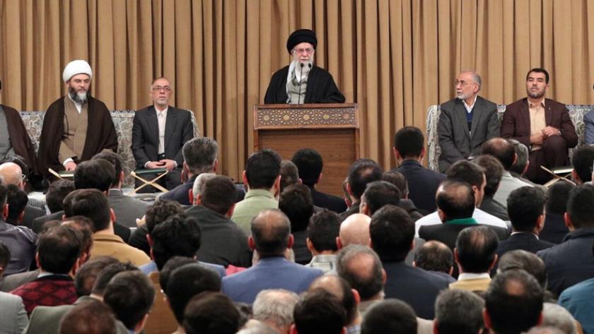 Iranpress: رهبر انقلاب: معجزه تلاوت قرآن، جاری شدن مفاهیم قرآنی در دل‌ها و عمل به آن‌ها است