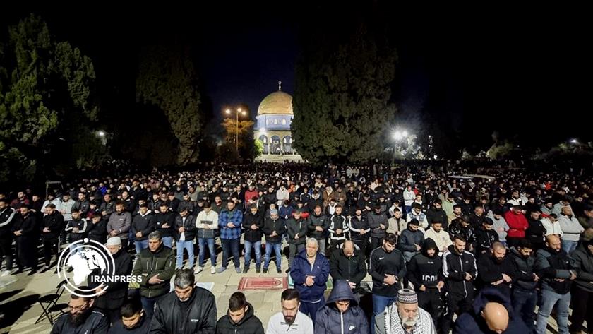 Iranpress: اقامه نماز 80 هزار فلسطینی در مسجدالاقصی در سومین شب ماه رمضان