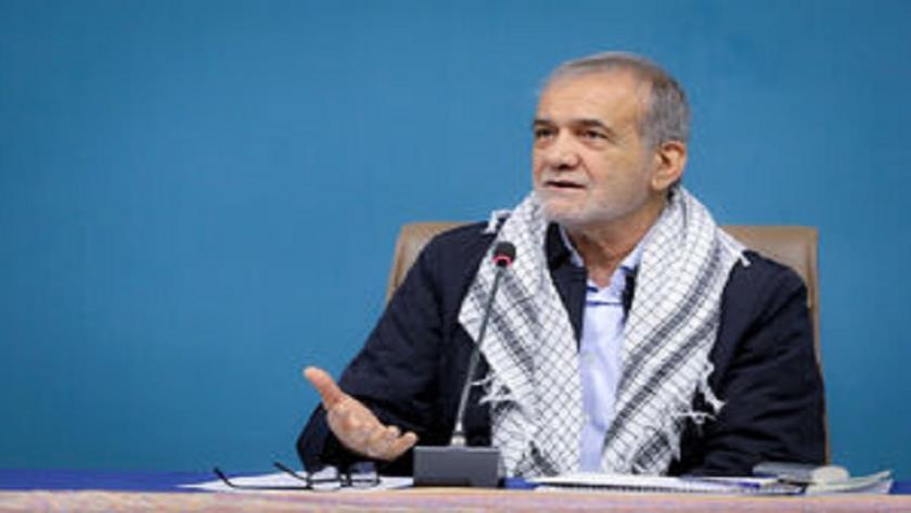 Iranpress: پزشکیان: شرایط امروز به مراتب از دوران دفاع مقدس سخت‌تر است