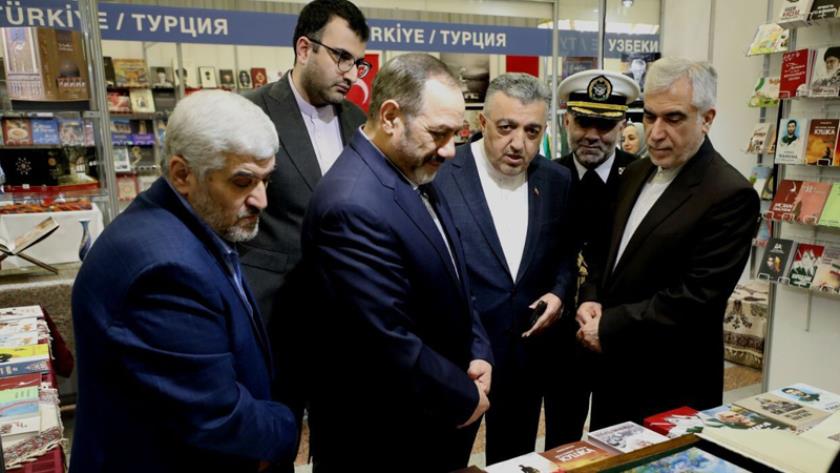 Iranpress: وزیر دفاع از غرفه ایران در نمایشگاه بین‌المللی کتاب بلاروس بازدید کرد