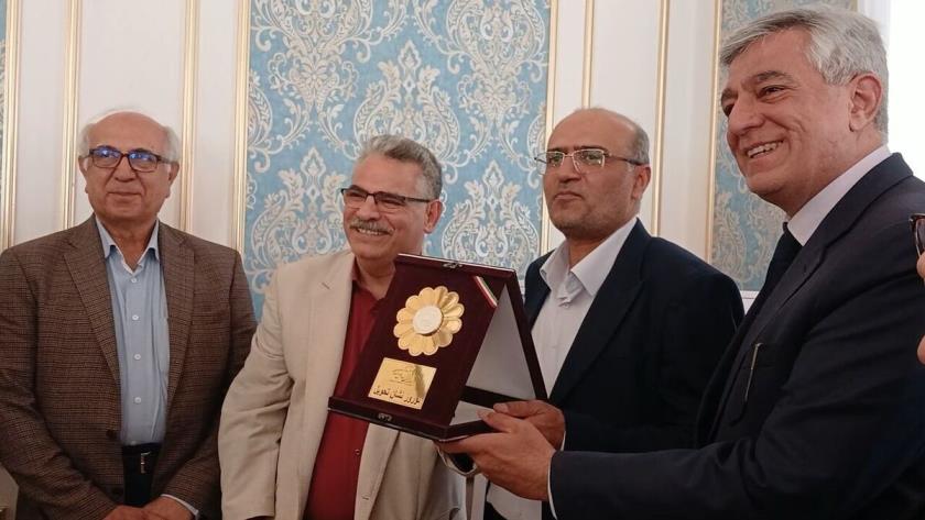 Iranpress: نشان بین‌المللی نوروز رونمایی شد